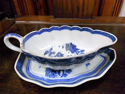 Chinese 18th century sauce boat and stand