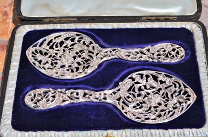 Pair of cased silver spoons 
