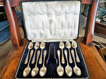 Cased set of silver spoons & tongs