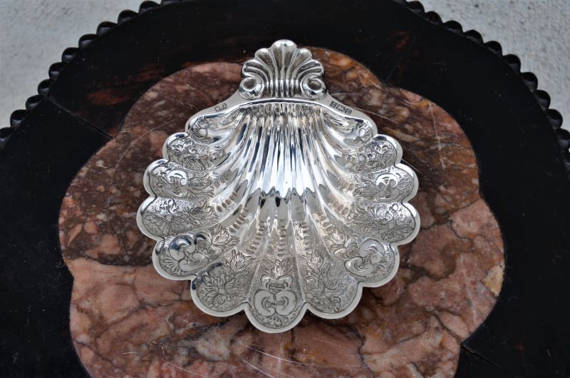 Silver shell dish