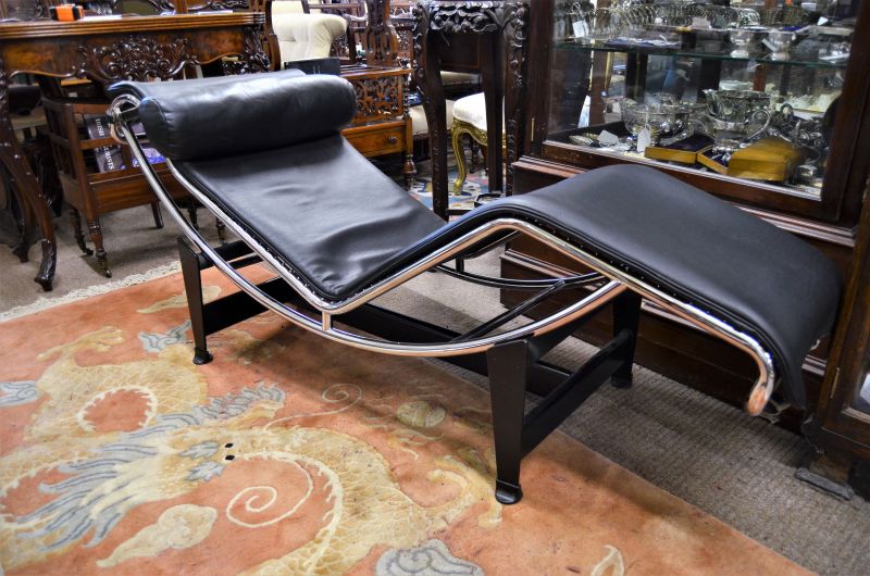 Cassina designer LC4 chrome and black leather chaise
