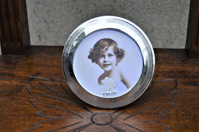 Circular silver photo frame