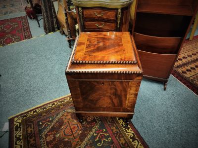 Georgian mahogany cellarette box