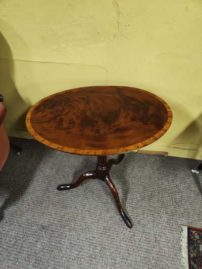 Georgian mahogany occasional table with tip top