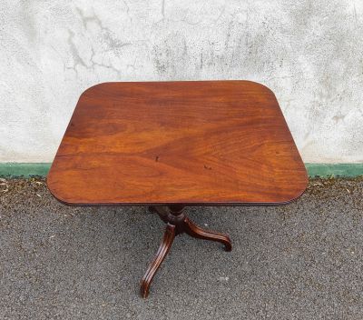 Georgian mahogany snap top table