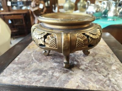 Gilt Chinese vase stand