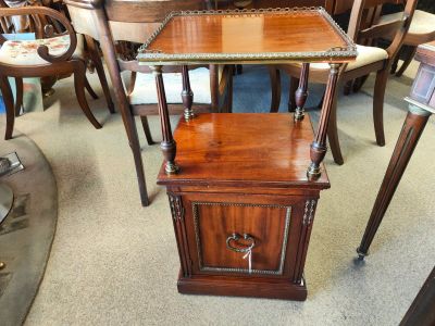 Mahogany pedestal