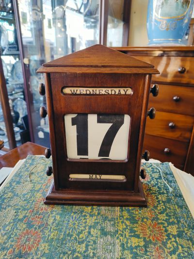 Large mahogany 1940s desk calander 