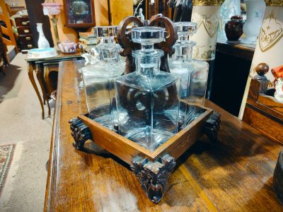 Decanter stand with four decanters 
