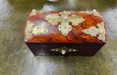 Victorian burr-walnut tea caddy