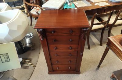 Wellington mahogany chest