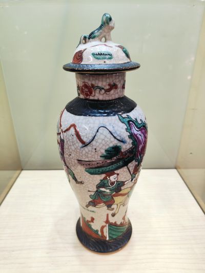 Chinese crackleware vase