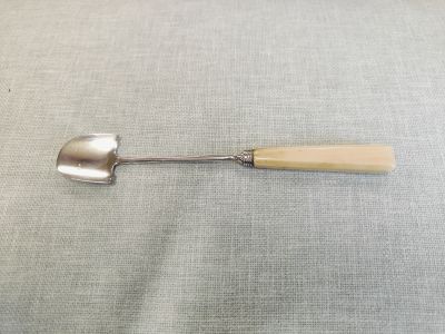 Silver stilton scoop