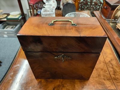 Georgian mahogany decanter box 