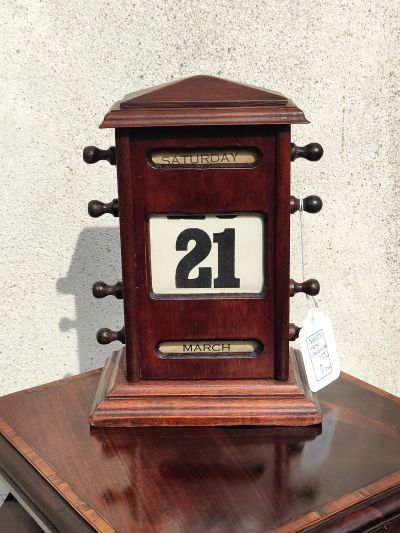 Mahogany calender