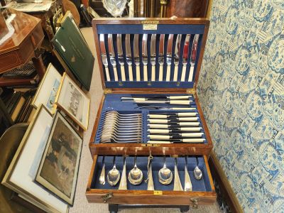 Oak cased canteen of cutlery 