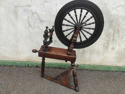 19th century oak spinning wheel