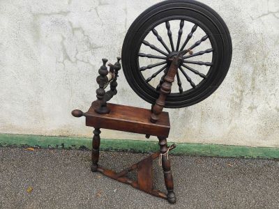 19th century oak spinning wheel