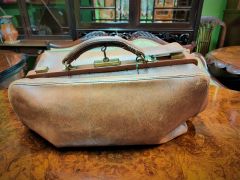 Old leather doctors / travel bag Thumbnail 2