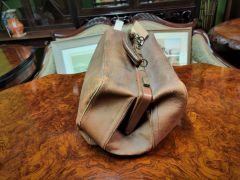 Old leather doctors / travel bag Thumbnail 3