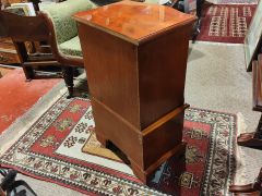 Mahogany pedestal chest Thumbnail 4