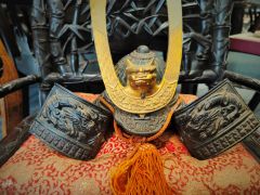Mini japanese samurai helmet on cushion Thumbnail 2