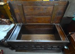 Large 18th century oak coffer Thumbnail 4