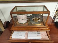 Oak cased barograph Thumbnail 3