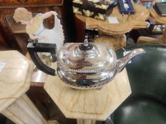 Irish silver tea pot Thumbnail 3
