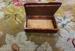Georgian walnut snuff box Thumbnail 4