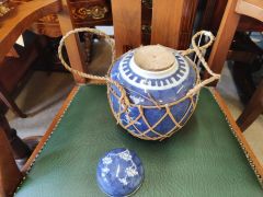 Chinese porcelain jar & cover Thumbnail 2
