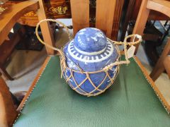 Chinese porcelain jar & cover Thumbnail 3