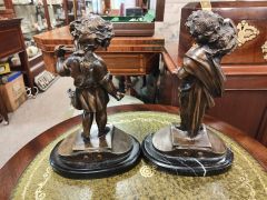 Pair of bronze figures Thumbnail 4