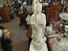 Chinese porcelain figure Thumbnail 2