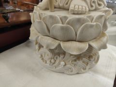 Chinese porcelain figure Thumbnail 4