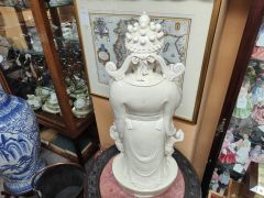 Chinese pocelain figure Thumbnail 3