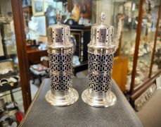 Pair of cased silver edwardian sugar castors Thumbnail 2