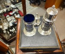 Pair of cased silver edwardian sugar castors Thumbnail 4