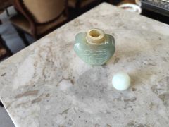 Chinese snuff bottle with stopper Thumbnail 3