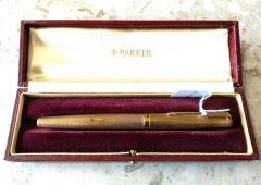 9ct gold parker pen in case Thumbnail 1