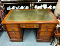 Victorian mahogany leather top desk Thumbnail 2