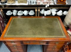 Victorian mahogany leather top desk Thumbnail 3
