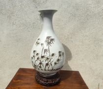 Japanese vase on stand Thumbnail 1