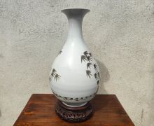 Japanese vase on stand Thumbnail 2