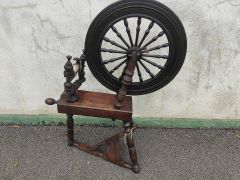 19th century oak spinning wheel Thumbnail 3