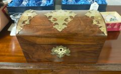 Victorian walnut tea caddy Thumbnail 1