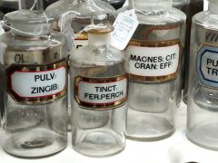 Various old chemist / pharmacy jars & bottles Thumbnail 3